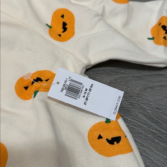 NWT 6-12 month Old Navy Cream Baby Onesie with Pumpkin Print set of 2 - Picture 4 of 7